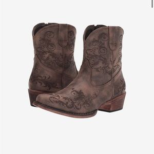 The Roper® Short Stuff boot. Western chic and modern comfort. Size 6.5.